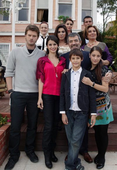 Семейный кадр из сериала Aşk-ı Memnu
