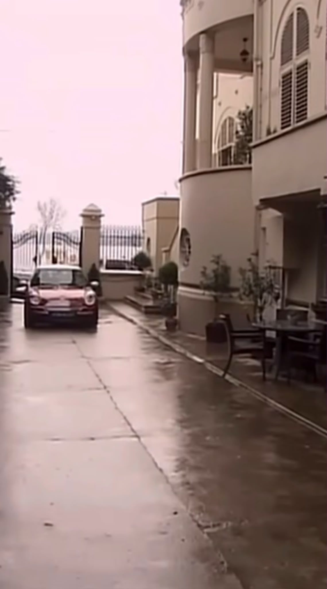 Внутренний двор особняка в сериале